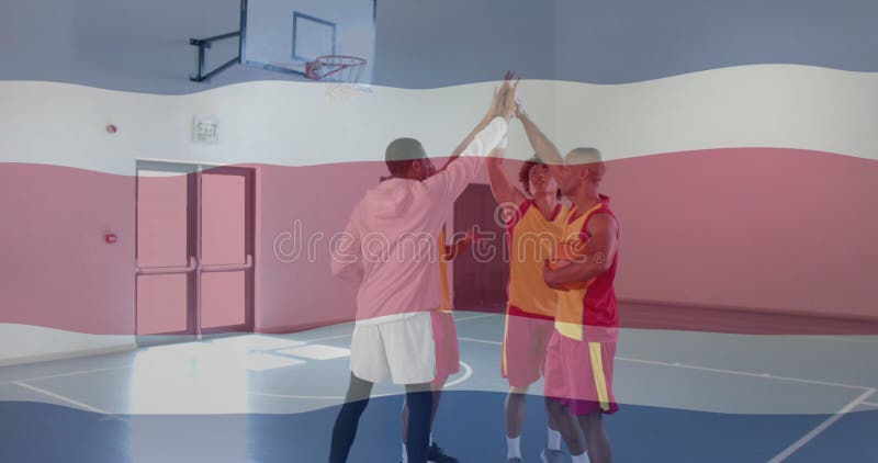 Imagen de la bandera de costa rica sobre diversos jugadores de baloncesto en la cancha fotos de archivo
