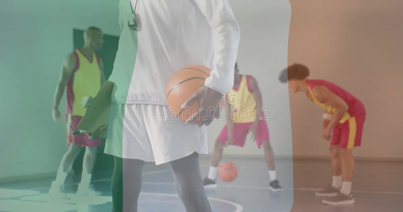 Imagen de la bandera de irlanda sobre diversos jugadores de baloncesto en la cancha foto de archivo libre de regalías