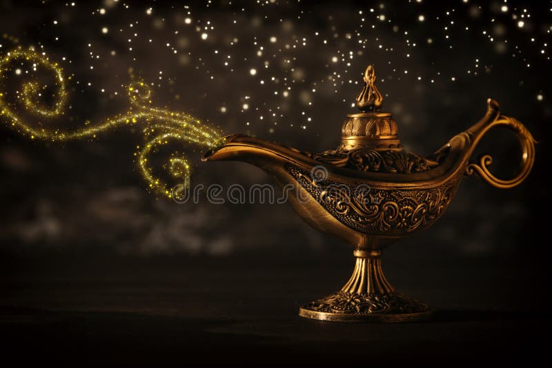 Imagen De La Lámpara De Aladdin Misteriosa Mágica Con Humo De La Chispa Del  Brillo Sobre Fondo Negro Lámpara De Deseos Imagen de archivo - Imagen de  magia, idea: 122333695