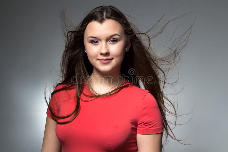 Imagen de la muchacha linda con el pelo que fluye largo foto de archivo libre de regalías Imagen de la muchacha linda con el pelo que fluye largo foto de archivo libre de regalías