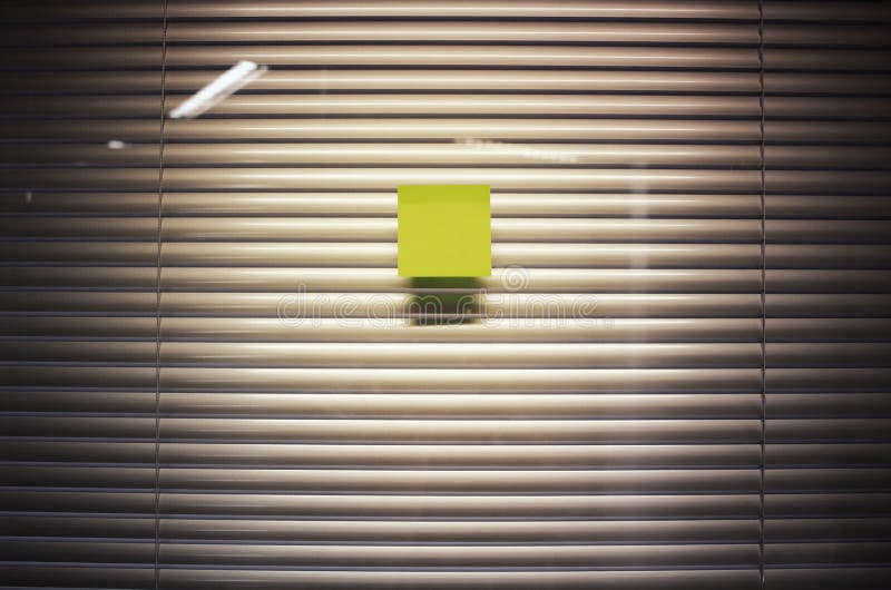 Imagen de la nota pegajosa en blanco sobre la pared de cristal de la oficina con la persiana imagenes de archivo Imagen de la nota pegajosa en blanco sobre la pared de cristal de la oficina con la persiana imagenes de archivo