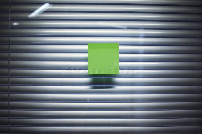Imagen de la nota pegajosa en blanco sobre la pared de cristal de la oficina con la persiana imagenes de archivo Imagen de la nota pegajosa en blanco sobre la pared de cristal de la oficina con la persiana imagenes de archivo