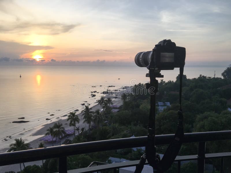 Imagen de la salida del sol de la toma de la cámara sobre el mar y playa en Hua Hin, Thail imagenes de archivo Imagen de la salida del sol de la toma de la cámara sobre el mar y playa en Hua Hin, Thail imagenes de archivo