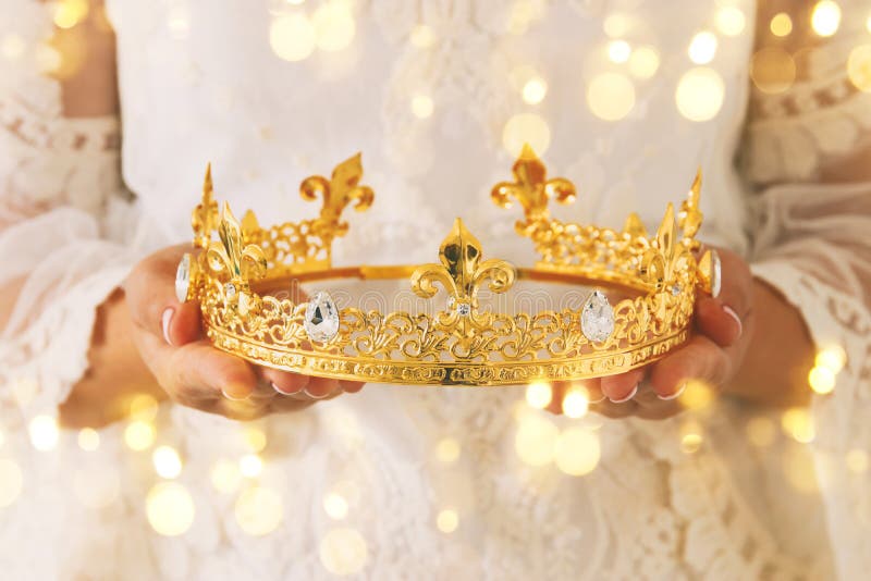 imagen de la señora hermosa con el vestido blanco del cordón que sostiene la corona del diamante período medieval de la fantasía imágenes de archivo libres de regalías imagen de la señora hermosa con el vestido blanco del cordón que sostiene la corona del diamante período medieval de la fantasía imágenes de archivo libres de regalías
