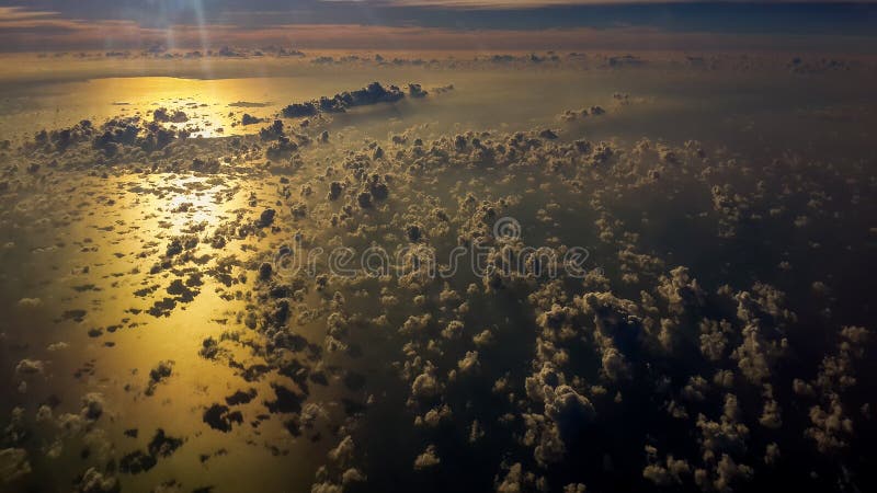 Imagen de la visión aérea sobre el golfo de Tailandia en el tiempo de la puesta del sol el volar sobre las nubes hermosas en el c fotos de archivo Imagen de la visión aérea sobre el golfo de Tailandia en el tiempo de la puesta del sol el volar sobre las nubes hermosas en el c fotos de archivo