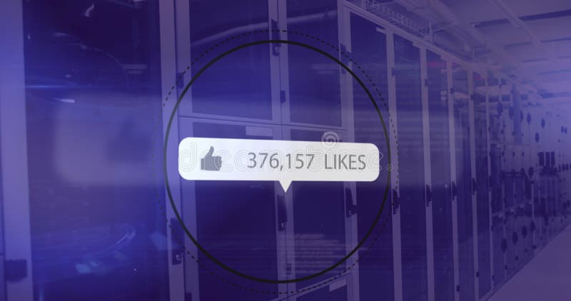 Imagen de los medios sociales como notificación y procesamiento de datos en la sala de servidores de computadoras fotos de archivo libres de regalías