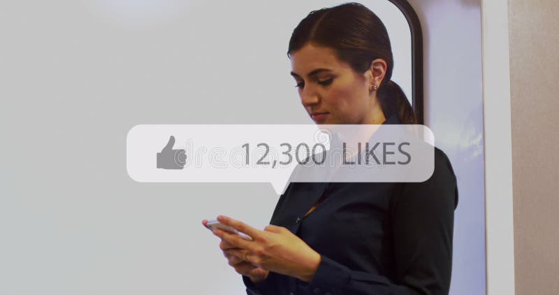 Imagen de medios sociales como notificación a empresaria caucásica usando smartphone fotografía de archivo libre de regalías