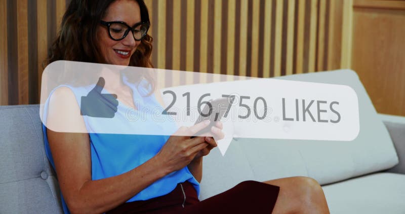 Imagen de medios sociales como notificación sobre una mujer caucásica sonriente usando un smartphone foto de archivo libre de regalías