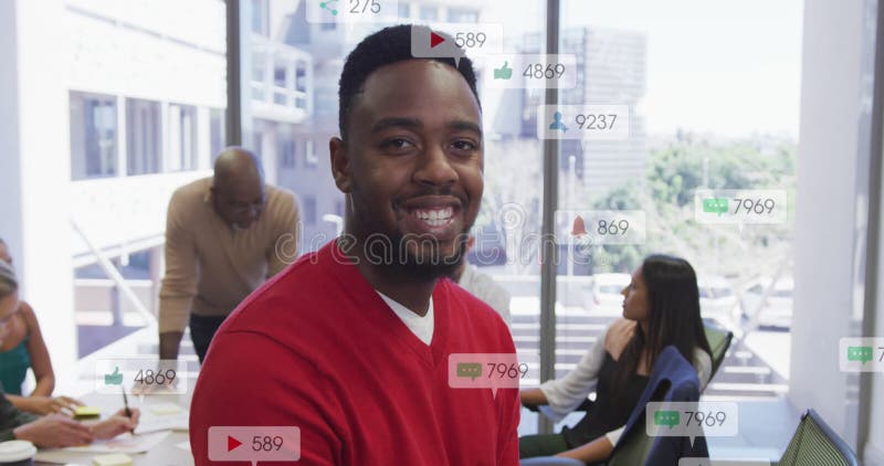Imagen de múltiples barras de notificación sobre un hombre afroamericano sonriente mirando la cámara fotografía de archivo