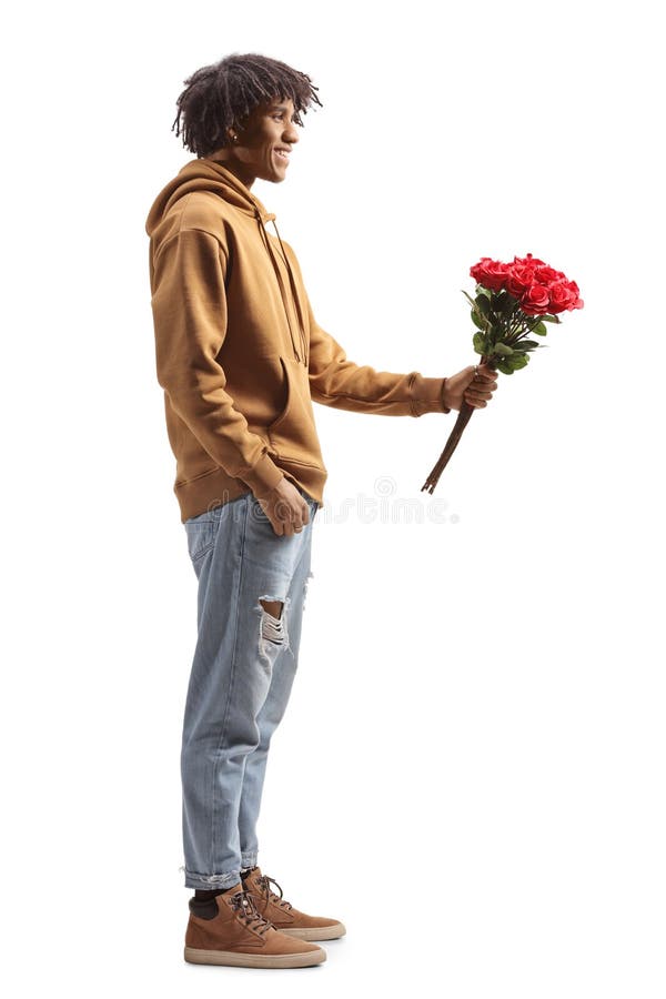 Romance de san valentín. hombre joven con ramo de rosas rojas y globos de  corazón sonriendo, trae regalos para el amante en la fecha de san valentín,  de pie sobre fondo azul.