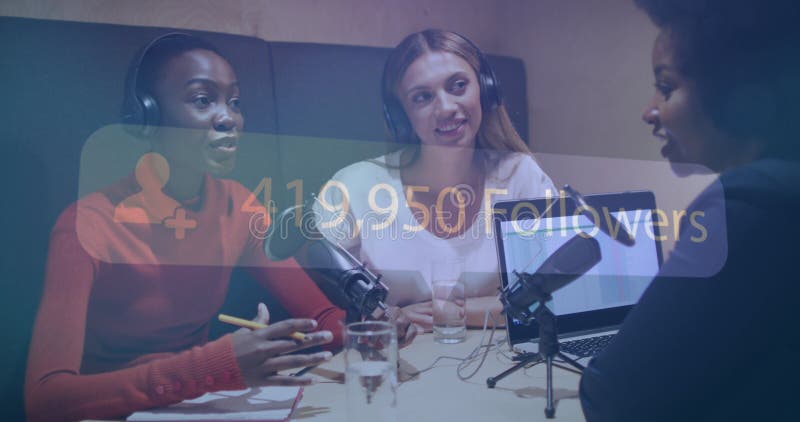 Imagen de seguidores de redes sociales notificando a tres mujeres diversas haciendo podcast fotos de archivo libres de regalías