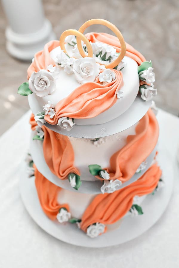 Imagen de un pastel de bodas hermoso en la recepción nupcial foto de archivo libre de regalías Imagen de un pastel de bodas hermoso en la recepción nupcial foto de archivo libre de regalías