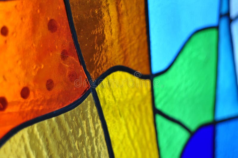 Imagen de un vitral multicolor con el bloque irregular