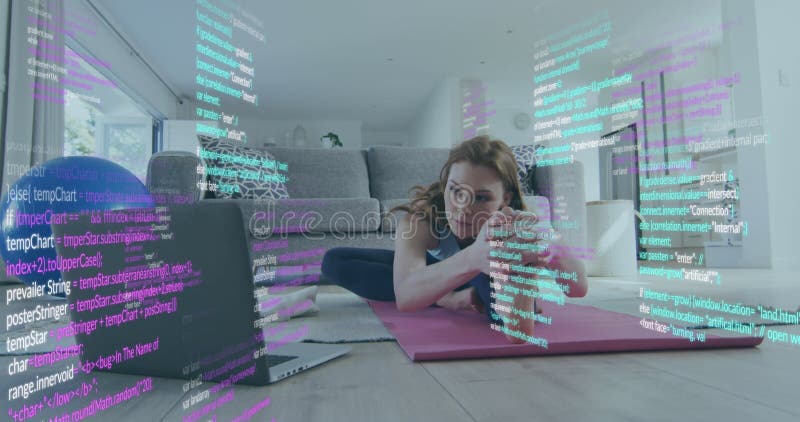 Imagen de una mujer caucásica que se estira haciendo ejercicio con el procesamiento de datos y la laptop fotografía de archivo libre de regalías