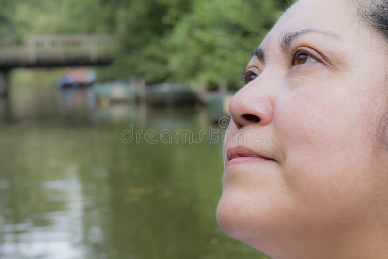 Imagen de una mujer pensativa que mira para arriba al cielo con una expresión de la felicidad imagenes de archivo Imagen de una mujer pensativa que mira para arriba al cielo con una expresión de la felicidad imagenes de archivo