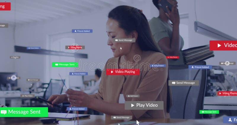 Imagen de varias barras de notificación sobre una mujer asiática usando tableta gráfica en el despacho imagenes de archivo