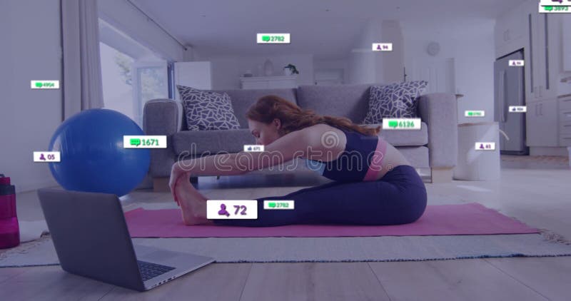 Imagen de íconos de los medios de comunicación sobre una mujer caucásica haciendo ejercicio en su casa fotografía de archivo
