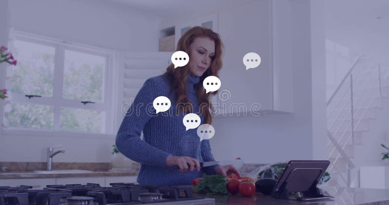 Imagen de íconos de los medios sobre una mujer caucásica cocinando con tablet foto de archivo libre de regalías