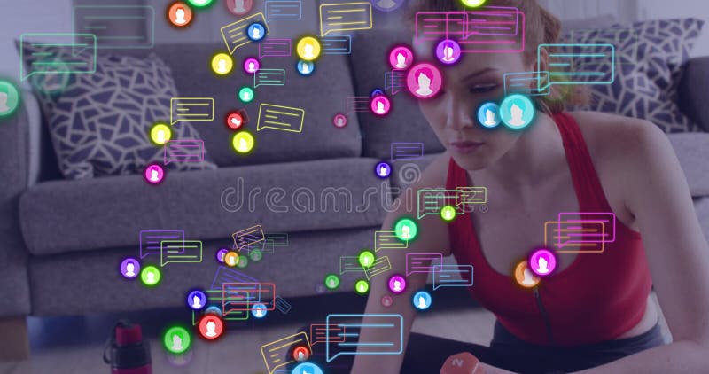 Imagen de íconos de los medios sobre una mujer caucásica usando una laptop fotos de archivo
