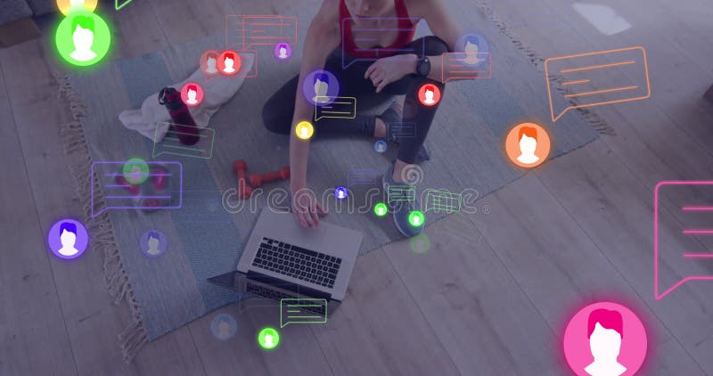 Imagen de íconos de medios sociales con burbujas de voz sobre mujer caucásica usando laptop imagenes de archivo