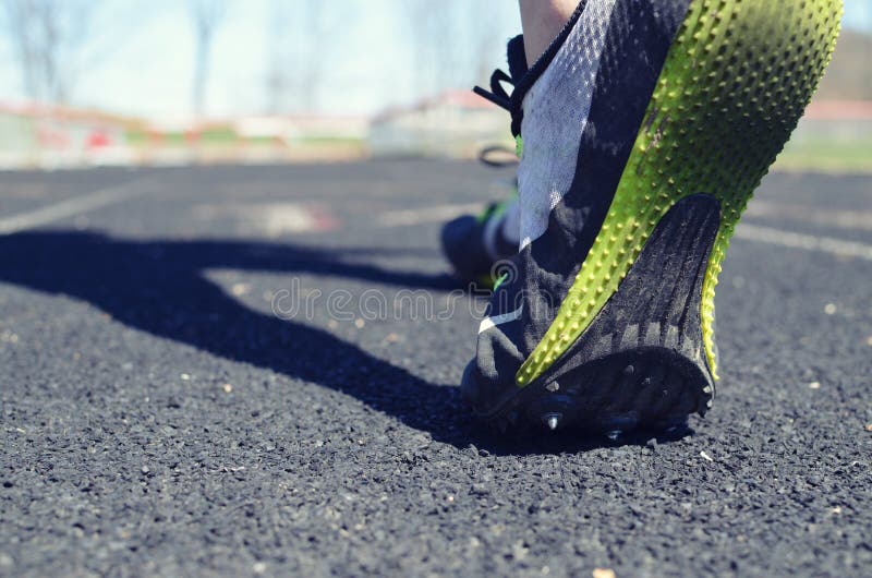 Imagen del atleta de pista, de la persona caminando en pista antes de práctica en la luz del día Pies y obstáculos inferiores de imagenes de archivo Imagen del atleta de pista, de la persona caminando en pista antes de práctica en la luz del día Pies y obstáculos inferiores de imagenes de archivo