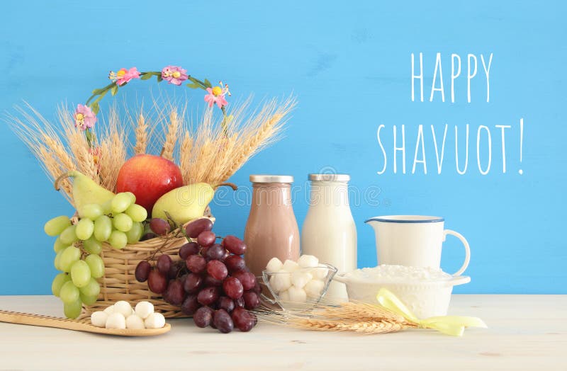 Imagen del collage de la visión superior de los productos lácteos y de las frutas Símbolos del día de fiesta judío - Shavuot fotografía de archivo libre de regalías