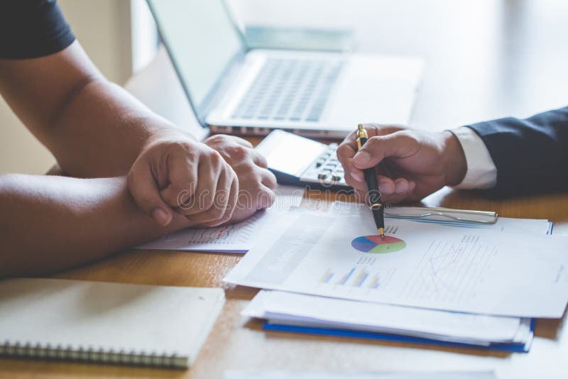 Imagen del concepto para el mercado de acción, la oficina, el impuesto, y el proyecto Consultor de inversión de dos hombres de ne imagen de archivo Imagen del concepto para el mercado de acción, la oficina, el impuesto, y el proyecto Consultor de inversión de dos hombres de ne imagen de archivo