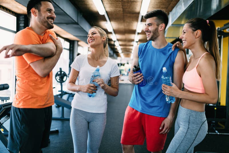 Imagen del equipo alegre de la aptitud en gimnasio imágenes de archivo libres de regalías Imagen del equipo alegre de la aptitud en gimnasio imágenes de archivo libres de regalías
