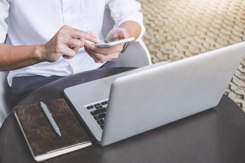 Imagen del hombre de negocios que trabaja con el ordenador portátil y análisis financiero imagen de archivo libre de regalías Imagen del hombre de negocios que trabaja con el ordenador portátil y análisis financiero imagen de archivo libre de regalías