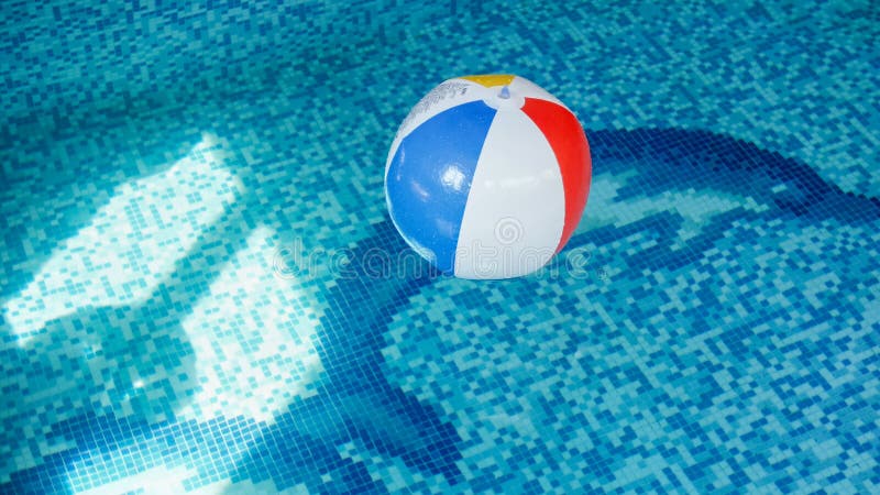 Imagen del primer de la pelota de playa inflable en piscina Imagen perfecta para ilustrar vacaciones de la playa del verano el dí foto de archivo Imagen del primer de la pelota de playa inflable en piscina Imagen perfecta para ilustrar vacaciones de la playa del verano el dí foto de archivo