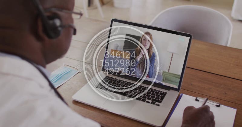 Imagen del procesamiento de datos digitales sobre un hombre de negocios afroamericano en una videollamada para portátiles fotos de archivo libres de regalías