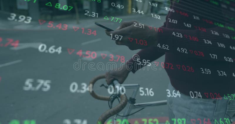 Imagen del procesamiento de datos financieros sobre un empresario afroamericano que usa un smartphone ilustración del vector