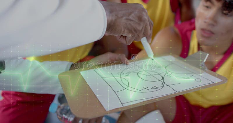 Imagen del procesamiento digital de datos en diversos jugadores de baloncesto con entrenador imagen de archivo libre de regalías