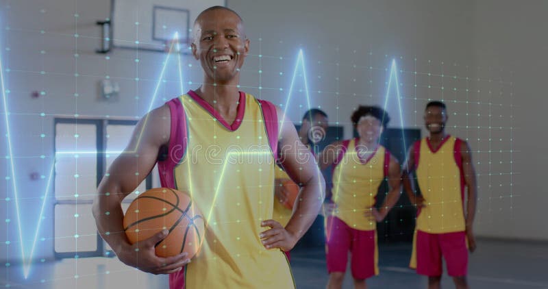 Imagen del procesamiento digital de datos en diversos jugadores de baloncesto en la corte foto de archivo