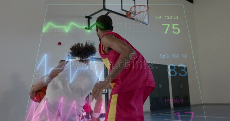 Imagen del procesamiento digital de datos en diversos jugadores de baloncesto en la corte fotografía de archivo
