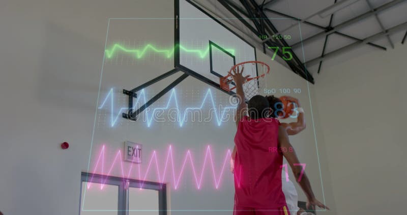 Imagen del procesamiento digital de datos en diversos jugadores de baloncesto en la corte imagenes de archivo