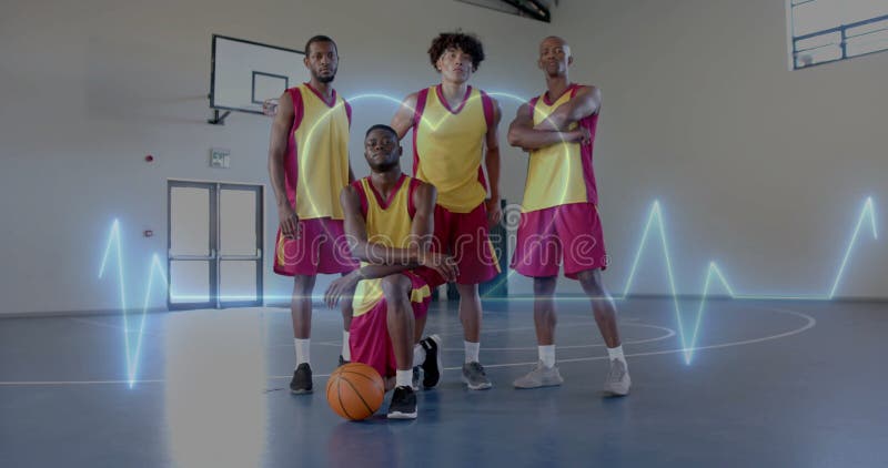Imagen del procesamiento digital de datos en diversos jugadores de baloncesto en la corte imágenes de archivo libres de regalías