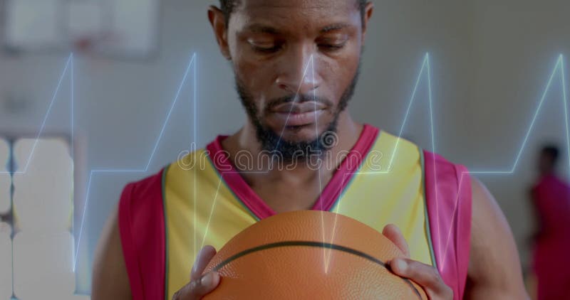 Imagen del procesamiento digital de datos sobre jugador africano de baloncesto en la corte fotografía de archivo