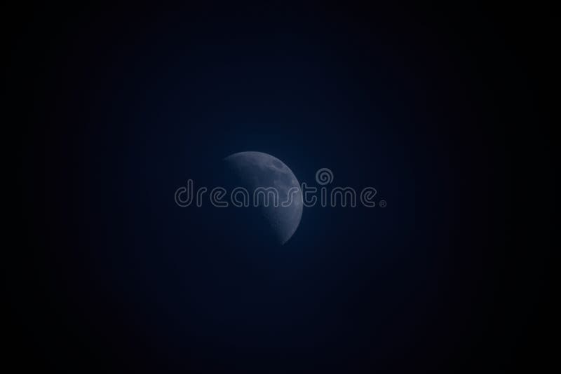 Imagen En ángulo Bajo De La Luna Del Primer Cuarto De Noche Perfecta Para Fondos De Pantalla Foto de archivo - Imagen de primero, cielo: 193917896 Imagen En ángulo Bajo De La Luna Del Primer Cuarto De Noche Perfecta Para Fondos De Pantalla Foto de archivo - Imagen de primero, cielo: 193917896
