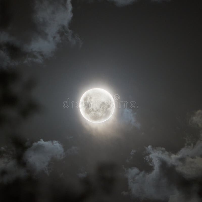 Imagen En ángulo Bajo De La Luna Llena En El Cielo Nublado En La Noche Perfecto Para Fondos De Pantalla Foto de archivo - Imagen de fondos, luna: 201025346 Imagen En ángulo Bajo De La Luna Llena En El Cielo Nublado En La Noche Perfecto Para Fondos De Pantalla Foto de archivo - Imagen de fondos, luna: 201025346
