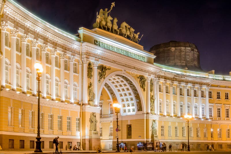 Imagen en ángulo bajo del Museo Estatal de Hermitage en San Petersburgo, Rusia