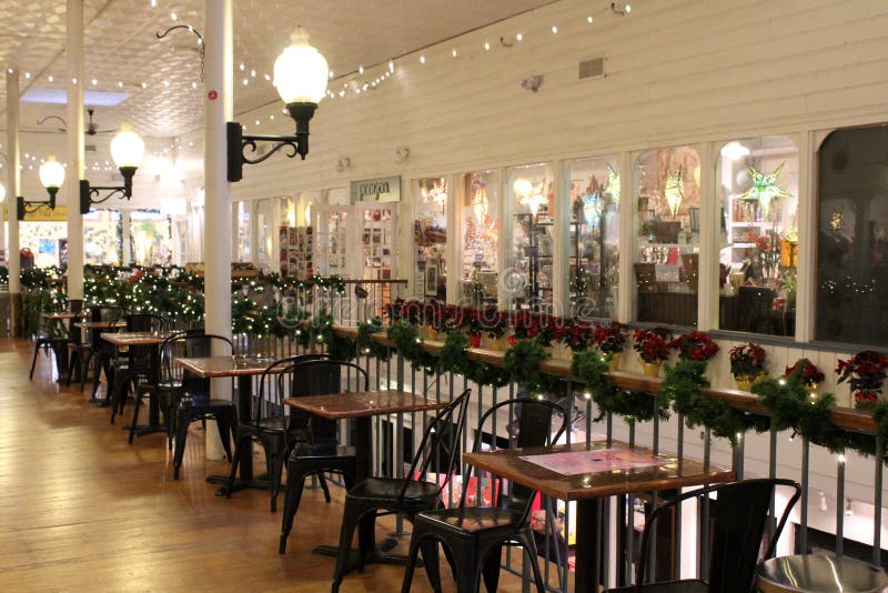 Imagen interior festiva de tablas y de sillas fuera de las tiendas listas para la Navidad, Saratoga, Nueva York, 2018 fotos de archivo Imagen interior festiva de tablas y de sillas fuera de las tiendas listas para la Navidad, Saratoga, Nueva York, 2018 fotos de archivo