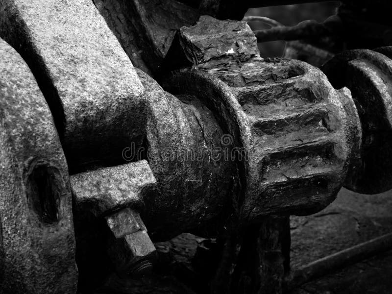 Imagen monocroma de los engranajes y los engranajes oxidados de una antigua maquinaria industrial abandonada imagen de archivo libre de regalías Imagen monocroma de los engranajes y los engranajes oxidados de una antigua maquinaria industrial abandonada imagen de archivo libre de regalías