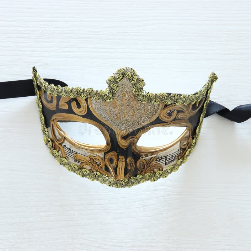 Imagen mínima de la opinión superior del día de fiesta de Halloween de la máscara elegante veneciana sobre el fondo de madera bla fotografía de archivo Imagen mínima de la opinión superior del día de fiesta de Halloween de la máscara elegante veneciana sobre el fondo de madera bla fotografía de archivo