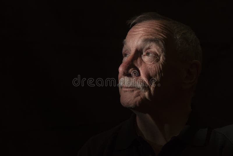 Imagen oscura del retrato del hombre mayor, con el espacio de la copia foto de archivo libre de regalías Imagen oscura del retrato del hombre mayor, con el espacio de la copia foto de archivo libre de regalías