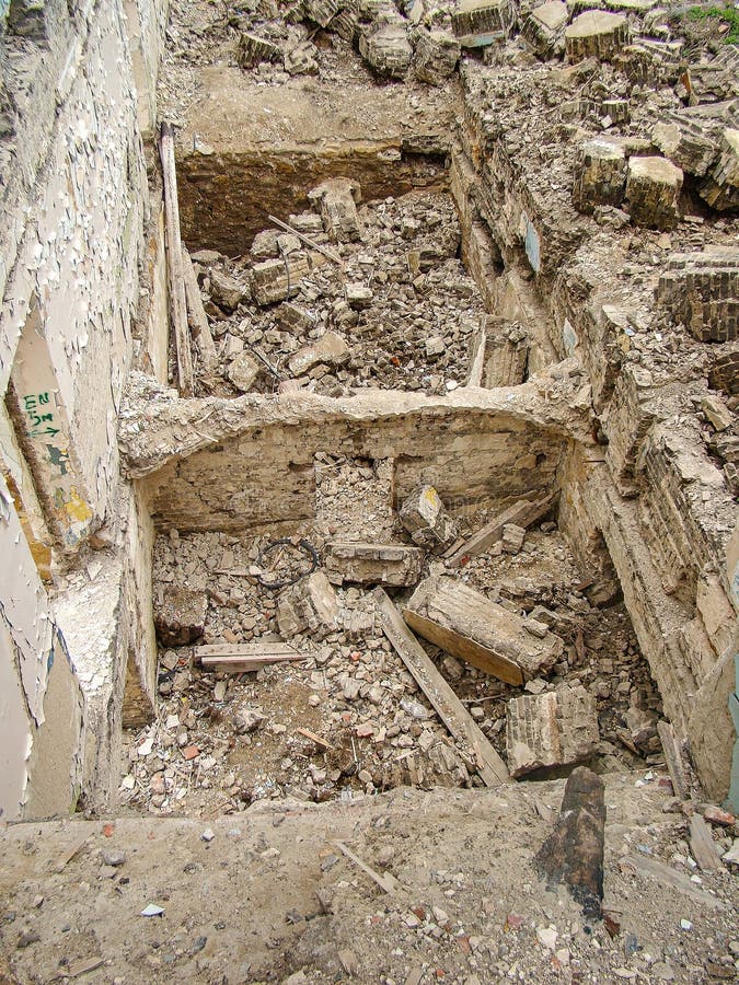 Imagen que muestra una escena devastadora después del colapso de la explosión que muestra un gran agujero y escombros dispersos El imagen de archivo