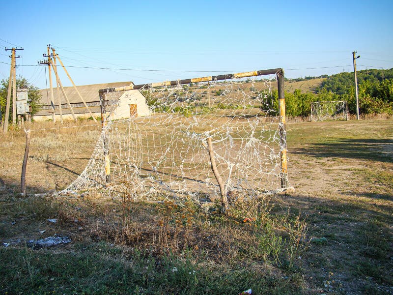 Imagen que representa un gol de fútbol al aire libre en un terreno seco, posiblemente a finales del verano o principios del otoño. fotografía de archivo libre de regalías
