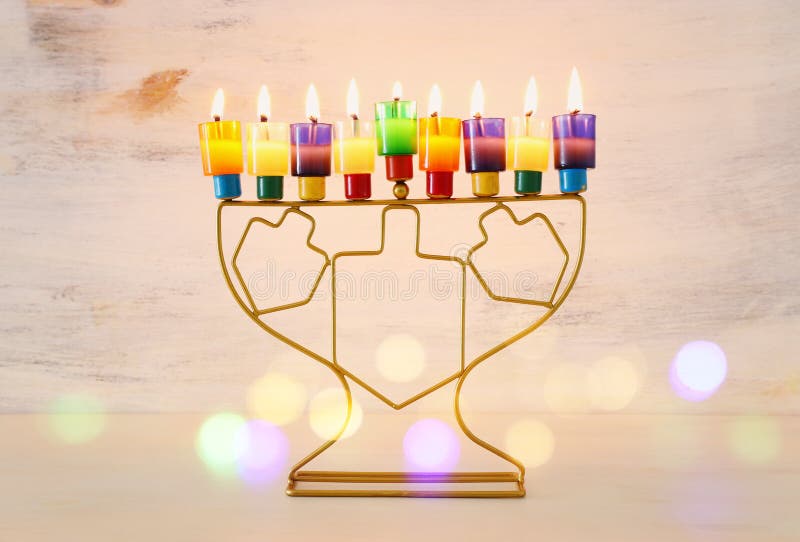 Imagen religiosa del feriado jewish Hanukkah fondo con menorah y x28; candelabra tradicional y x29; y coloridas velas de aceite imagenes de archivo Imagen religiosa del feriado jewish Hanukkah fondo con menorah y x28; candelabra tradicional y x29; y coloridas velas de aceite imagenes de archivo