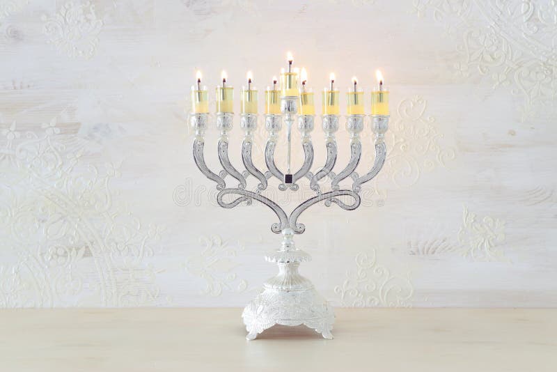 Imagen religiosa del feriado judío Hanukkah fondo con menorah tradicional velas y velas de aceite sobre fondo blanco foto de archivo libre de regalías Imagen religiosa del feriado judío Hanukkah fondo con menorah tradicional velas y velas de aceite sobre fondo blanco foto de archivo libre de regalías