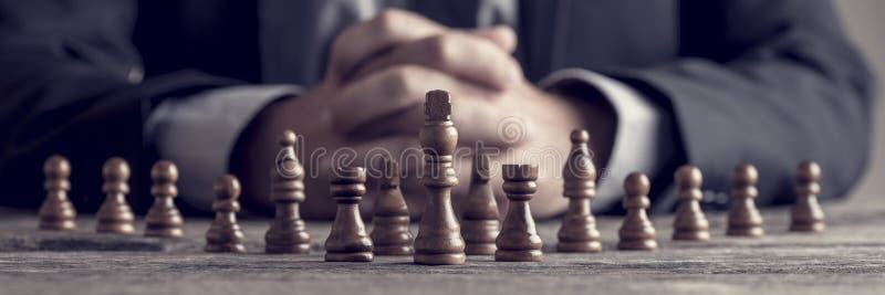 Imagen retra del estilo de un hombre de negocios con las manos abrochadas que planean s imagen de archivo libre de regalías Imagen retra del estilo de un hombre de negocios con las manos abrochadas que planean s imagen de archivo libre de regalías